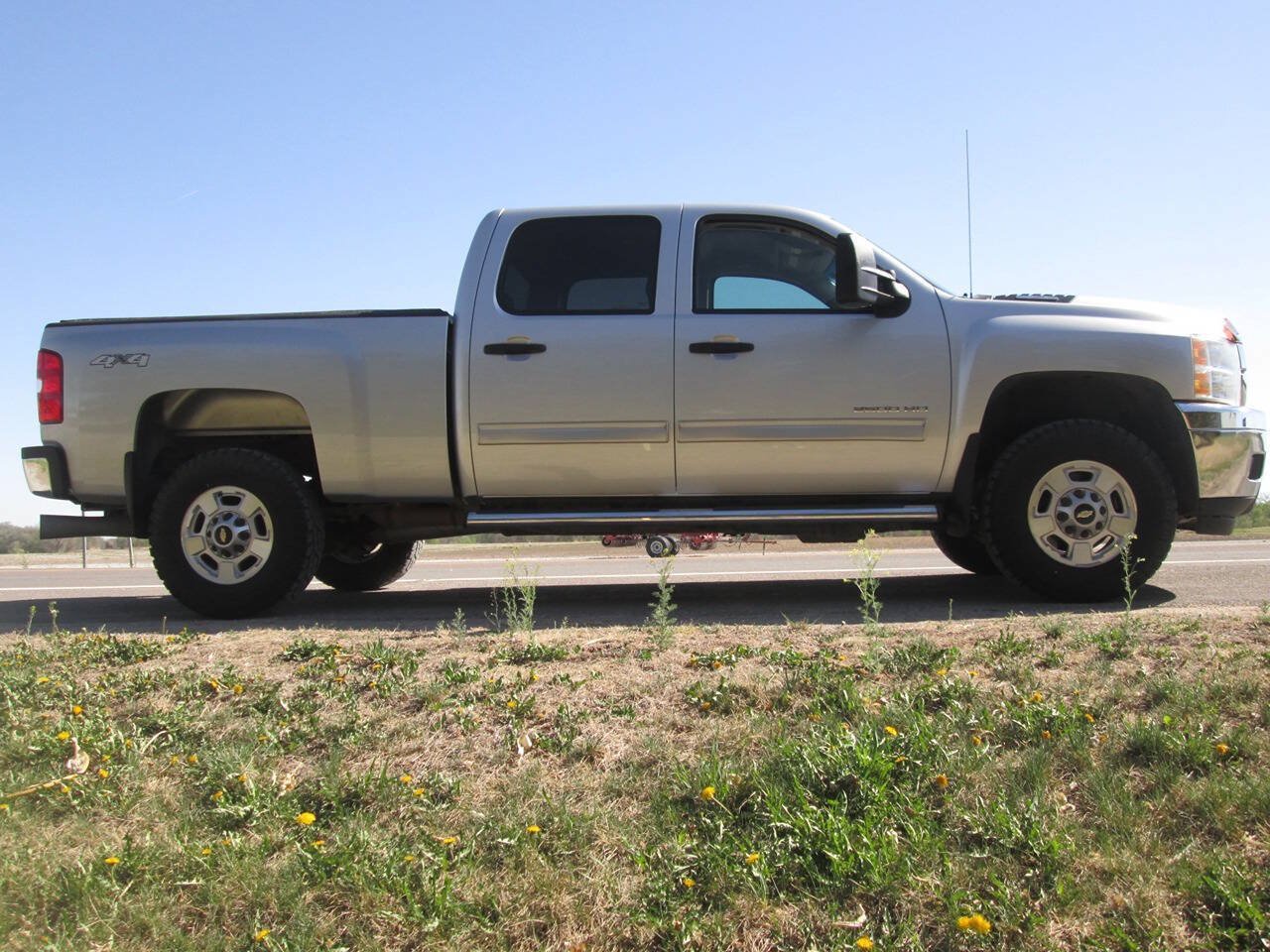 Used 2011 Chevrolet Silverado 2500 LT w/ Interior Plus Package AWD/4WD image 5