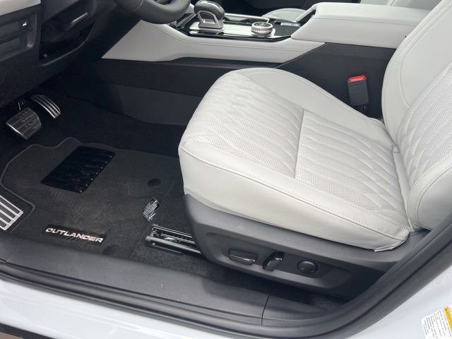 Used 2025 Mitsubishi Outlander SEL image 17
