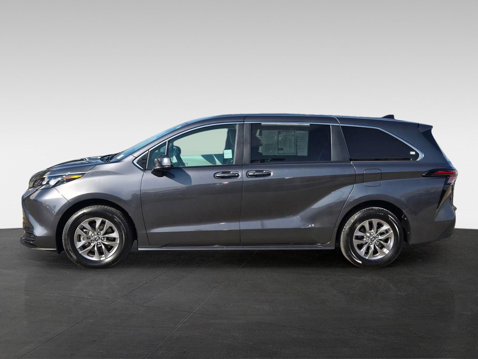 Used 2025 Toyota Sienna LE FWD image 7