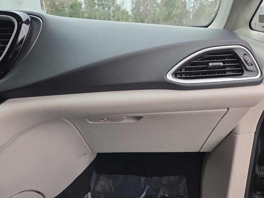 Used 2023 Chrysler Pacifica Touring-L FWD image 42