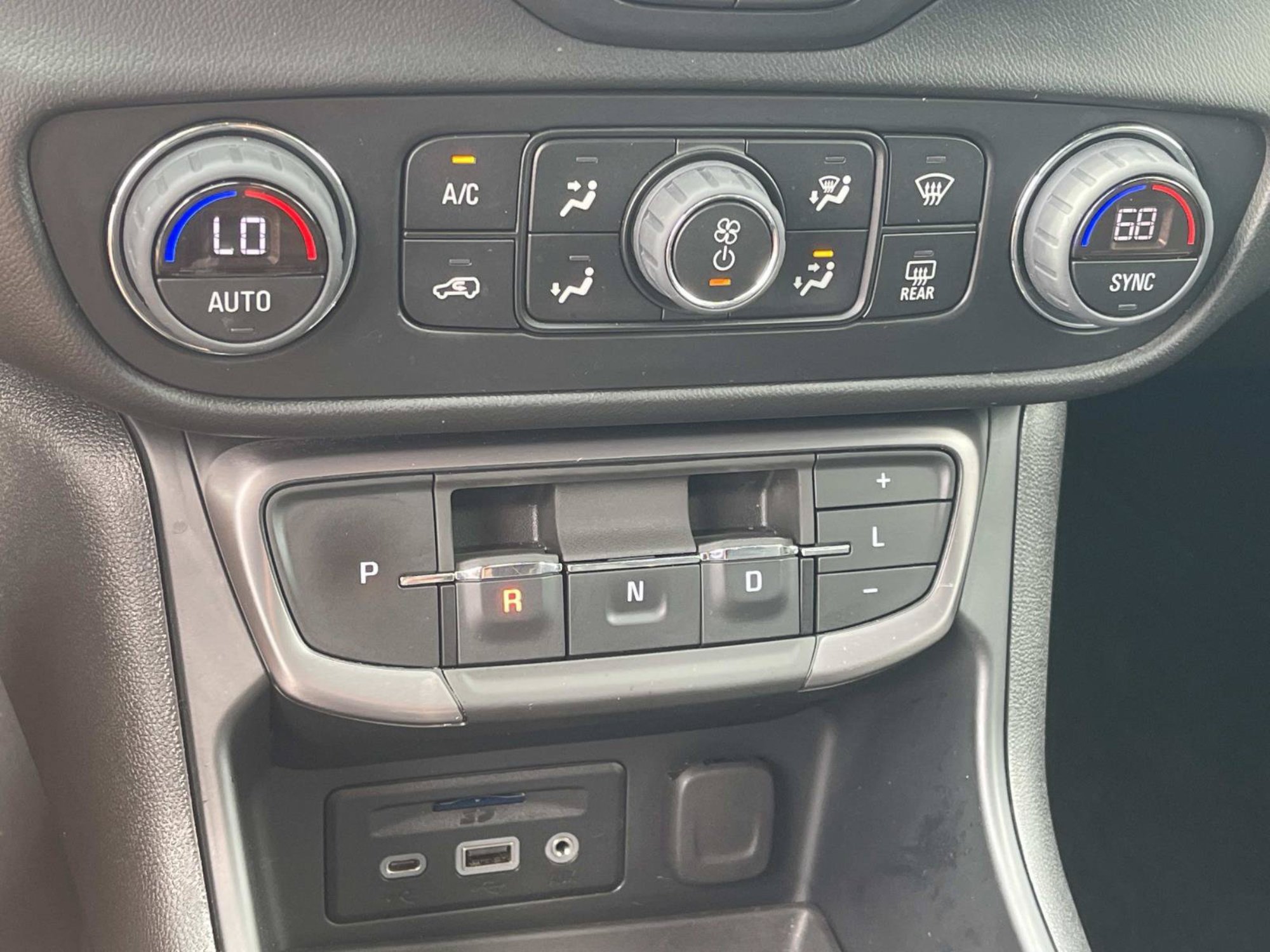 Used 2023 GMC Terrain AT4 AWD/4WD image 32