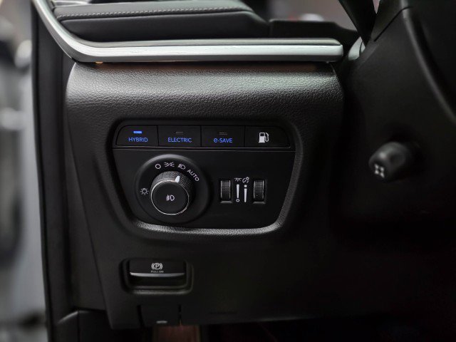 Used 2022 Jeep Grand Cherokee Limited 4xe w/ Luxury Tech Group II AWD/4WD image 31