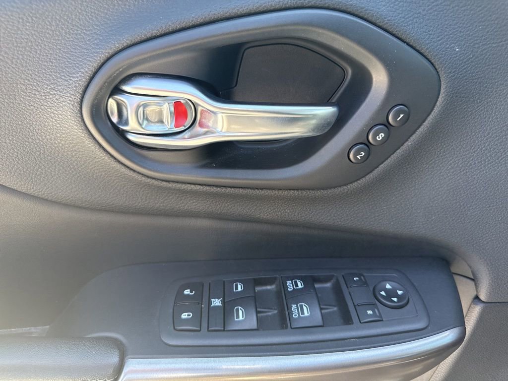 Used 2019 Jeep Cherokee Limited image 10