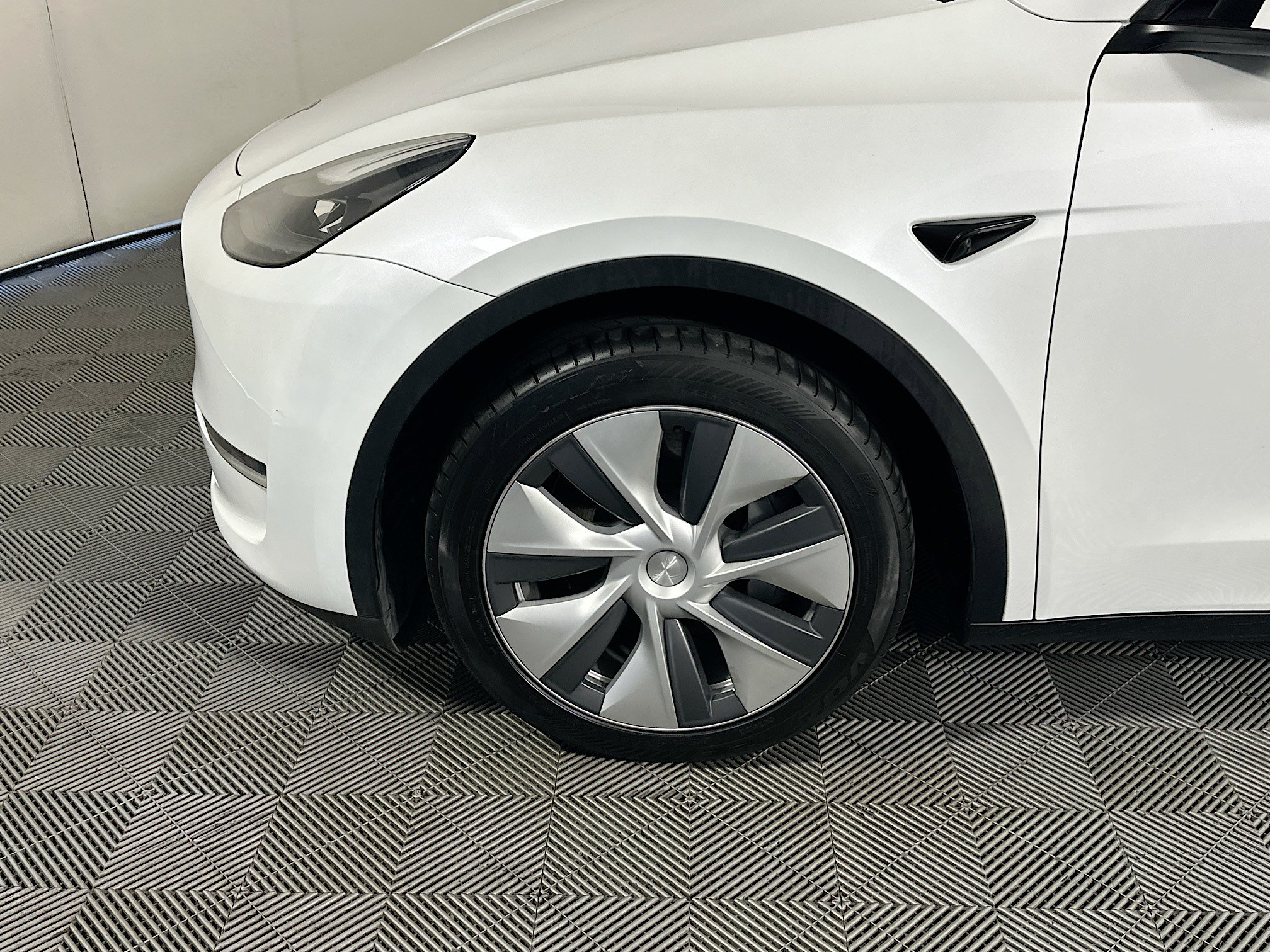 Used 2024 Tesla Model Y Long Range AWD/4WD image 11