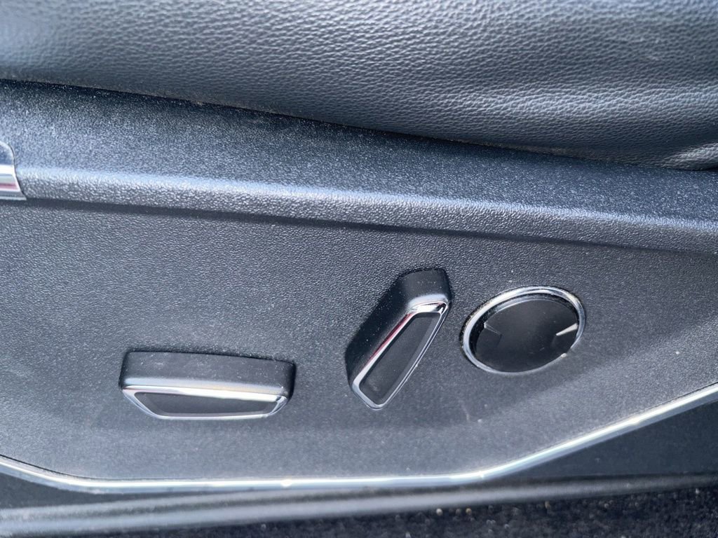 Used 2023 Ford F150 Lightning Lariat image 14