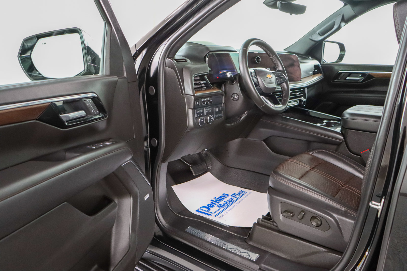 Used 2025 Chevrolet Tahoe High Country w/ Sun And Tow Package AWD/4WD image 3