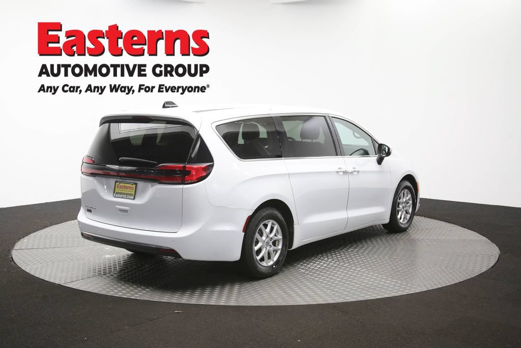 Used 2023 Chrysler Pacifica Touring-L FWD image 42