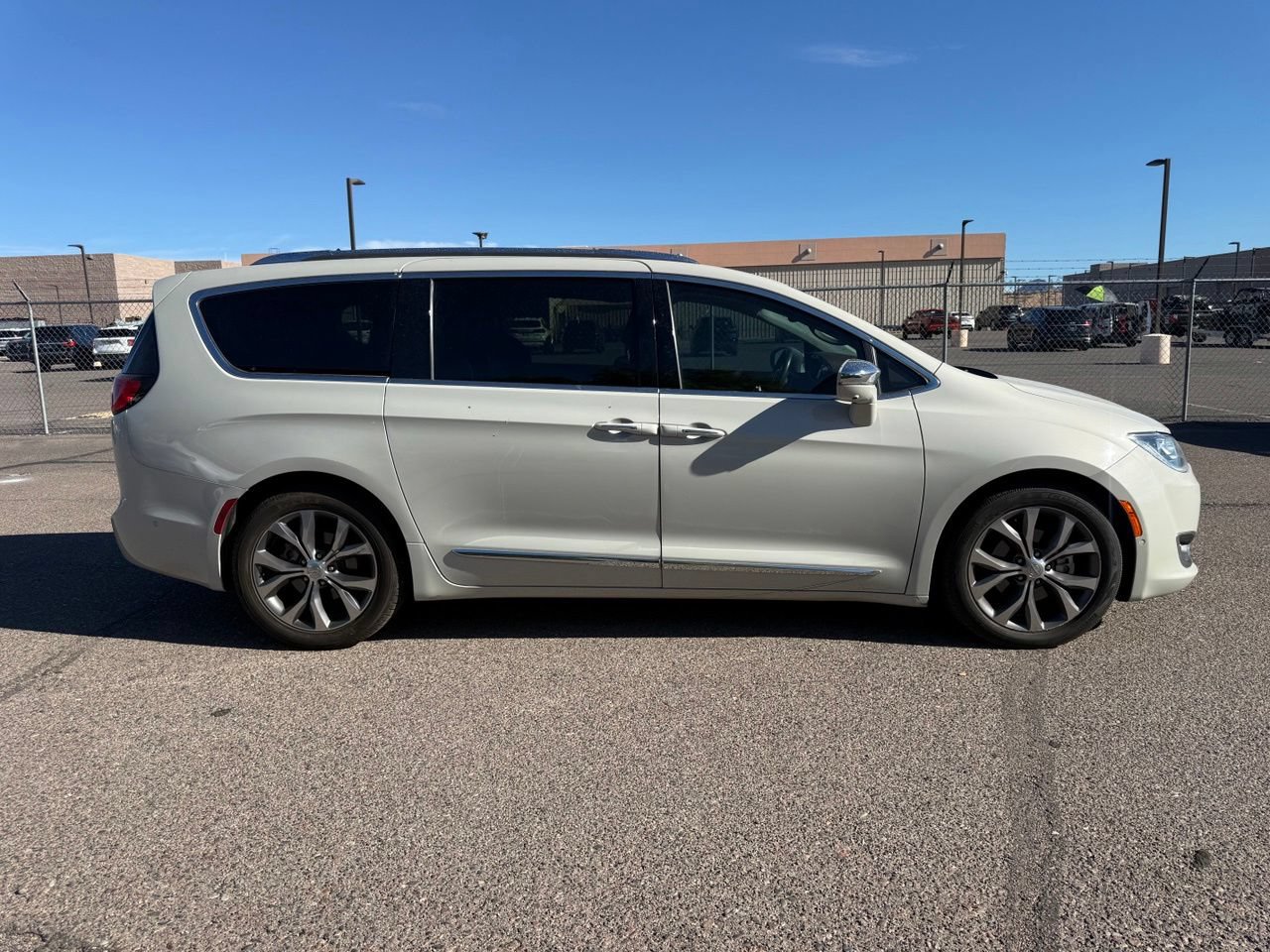 Used 2017 Chrysler Pacifica Limited w/ Advanced Safetytec Group FWD image 4