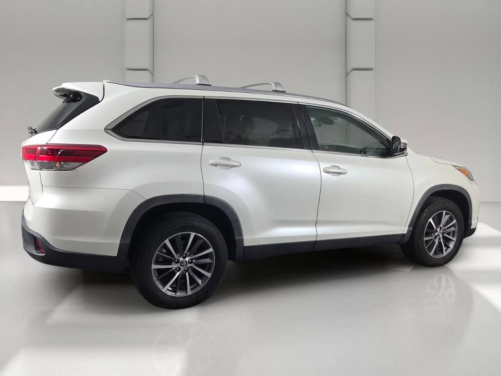 Used 2019 Toyota Highlander XLE FWD image 5