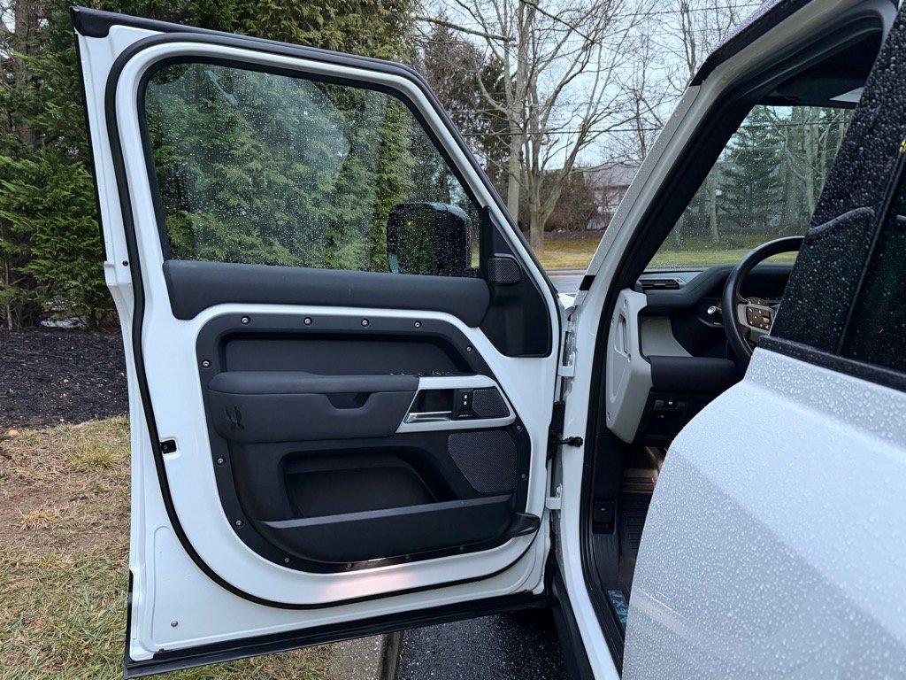 Used 2023 Land Rover Defender 110 X-Dynamic SE image 10