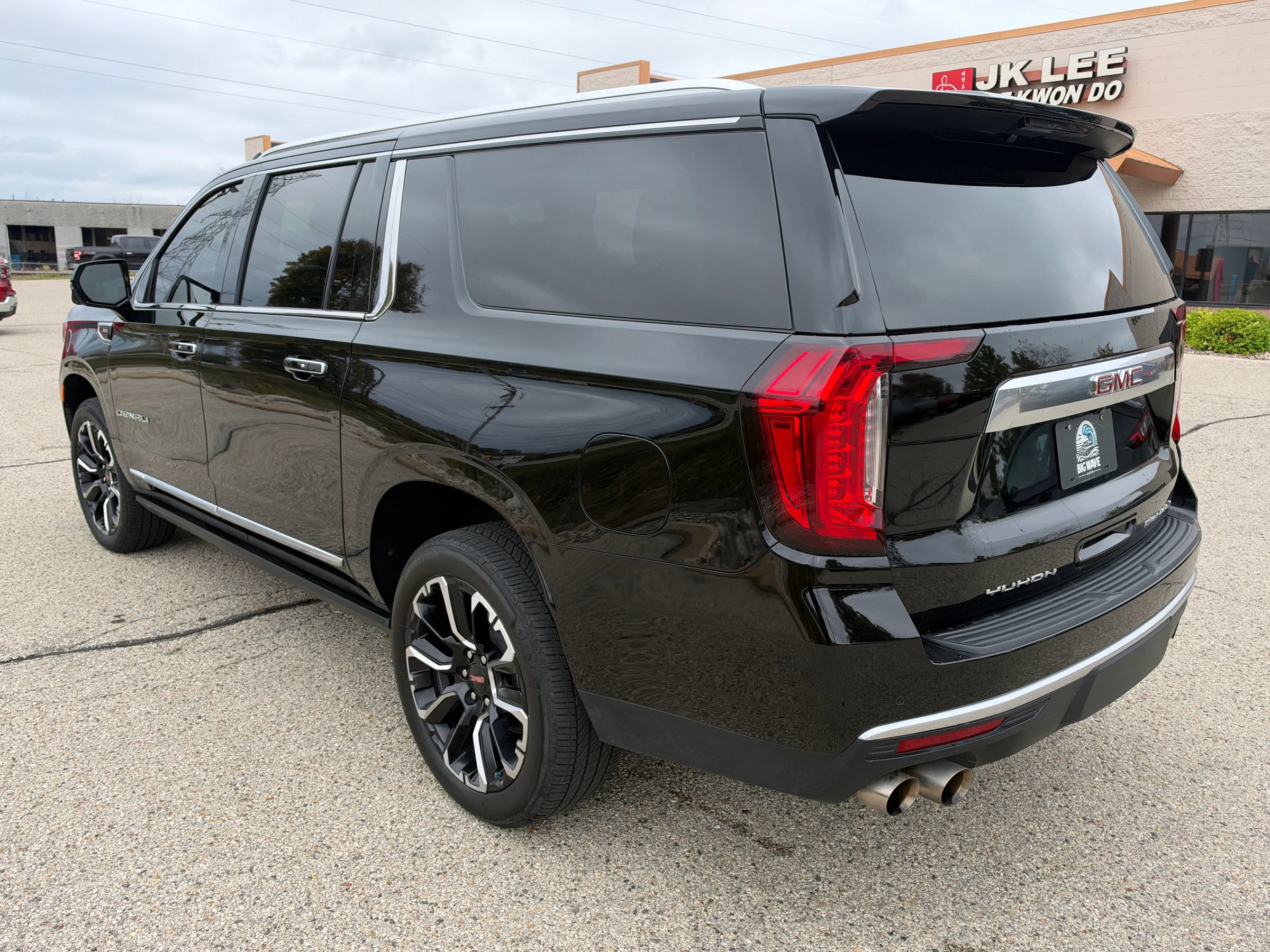 Used 2024 GMC Yukon XL Denali AWD/4WD image 3