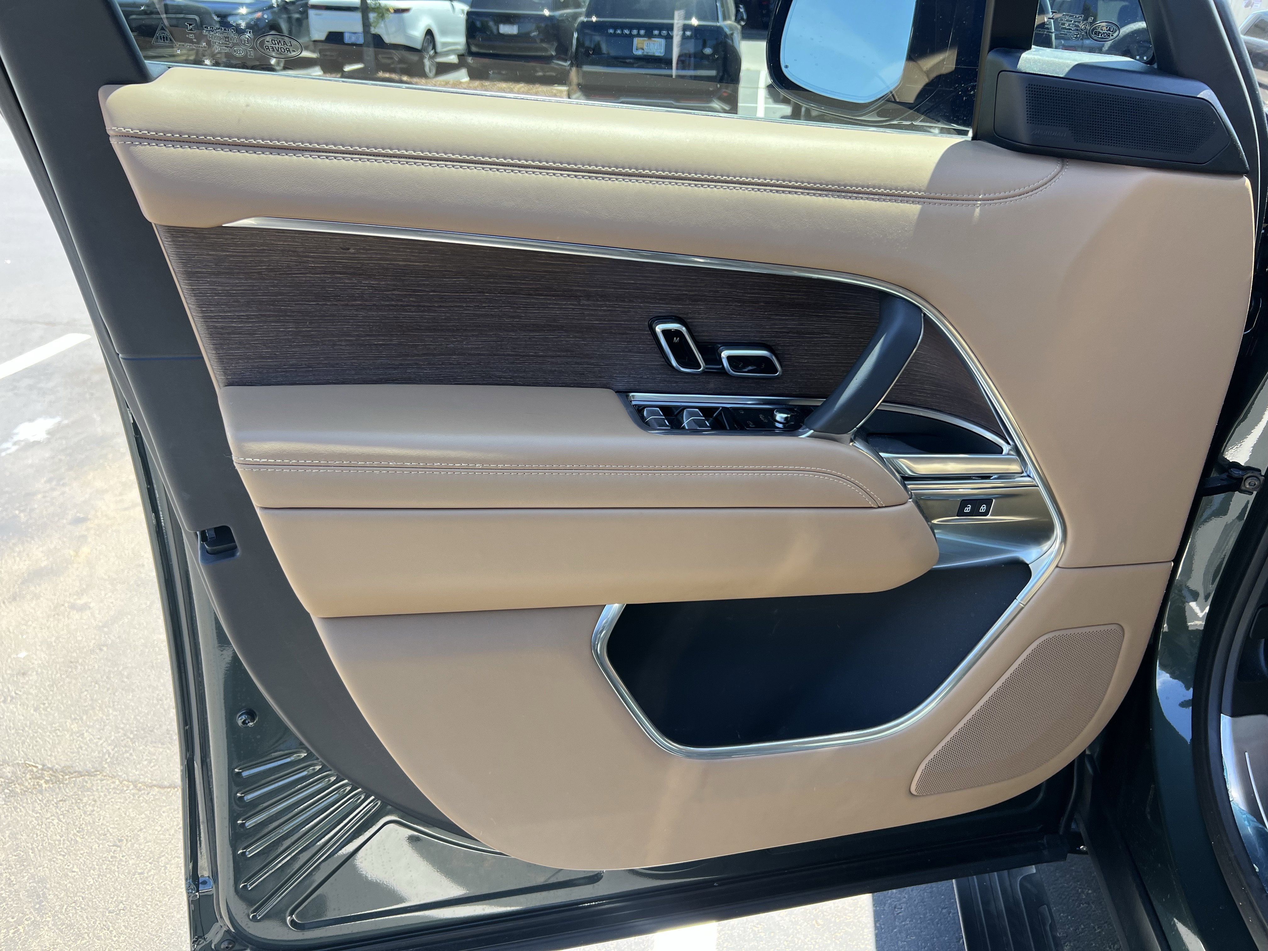 Certified 2025 Land Rover Range Rover SE AWD/4WD image 14