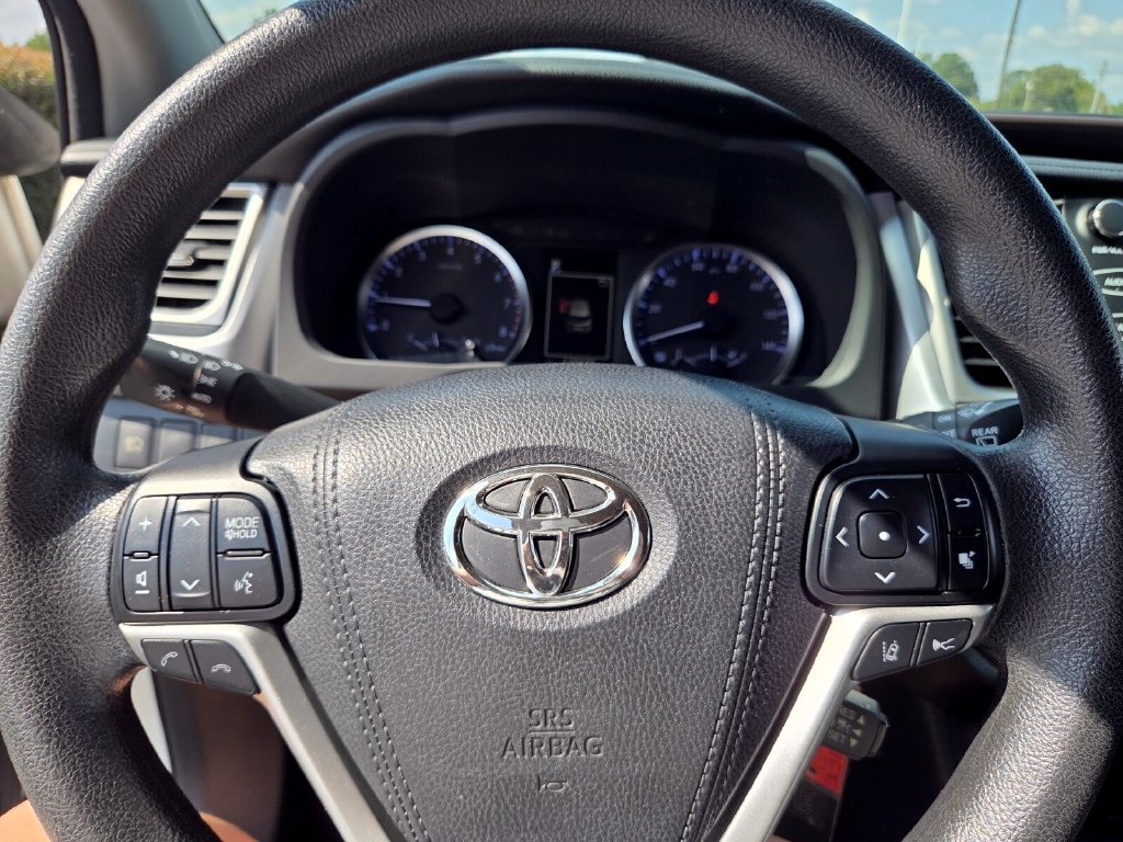 Used 2018 Toyota Highlander LE FWD image 22