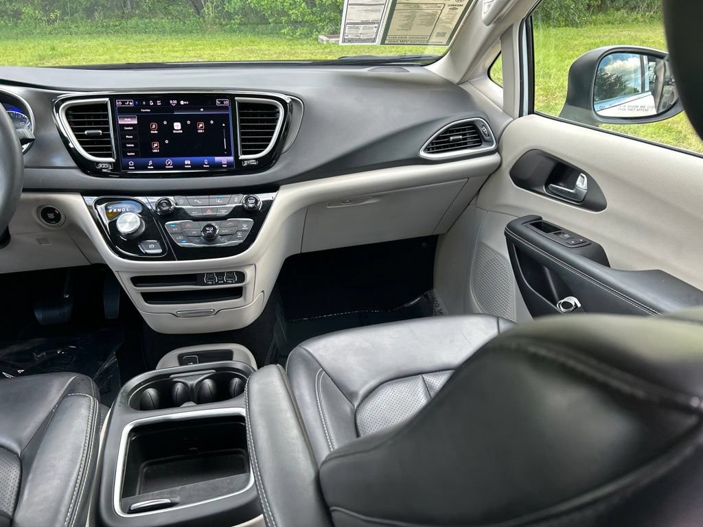 Used 2023 Chrysler Pacifica Touring-L FWD image 11