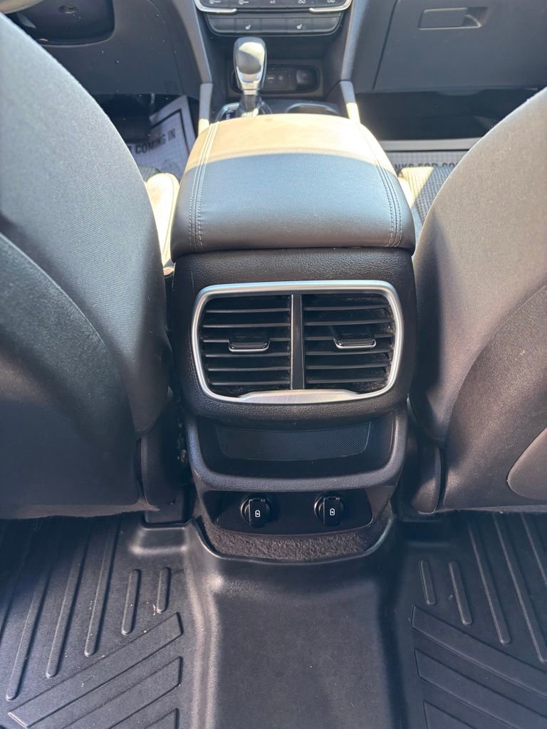 Used 2019 Hyundai Santa Fe SEL AWD/4WD image 16