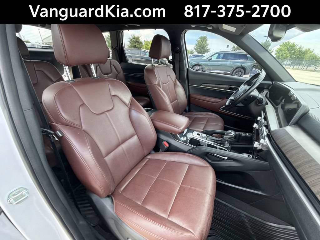 Certified 2024 Kia Telluride EX w/ EX Captain's Chair Package FWD image 27
