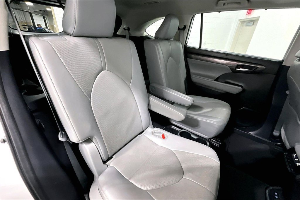 Used 2023 Toyota Highlander Limited FWD image 32