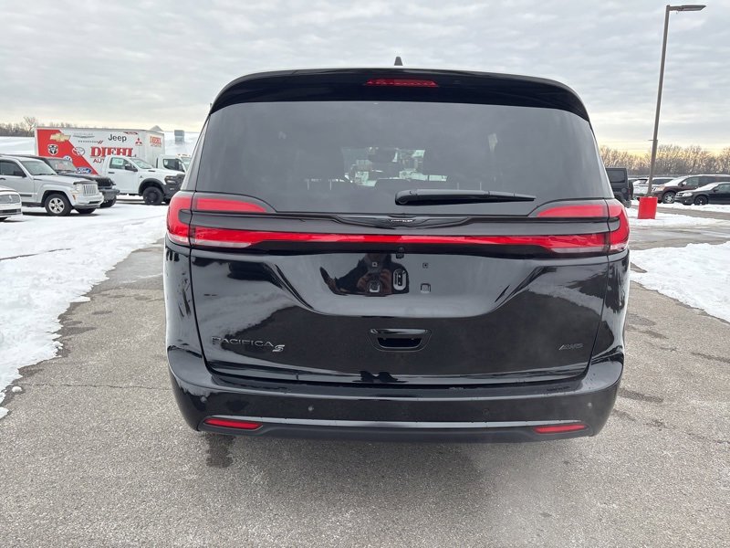 New 2026 Chrysler Pacifica Select w/ S Appearance Package image 4