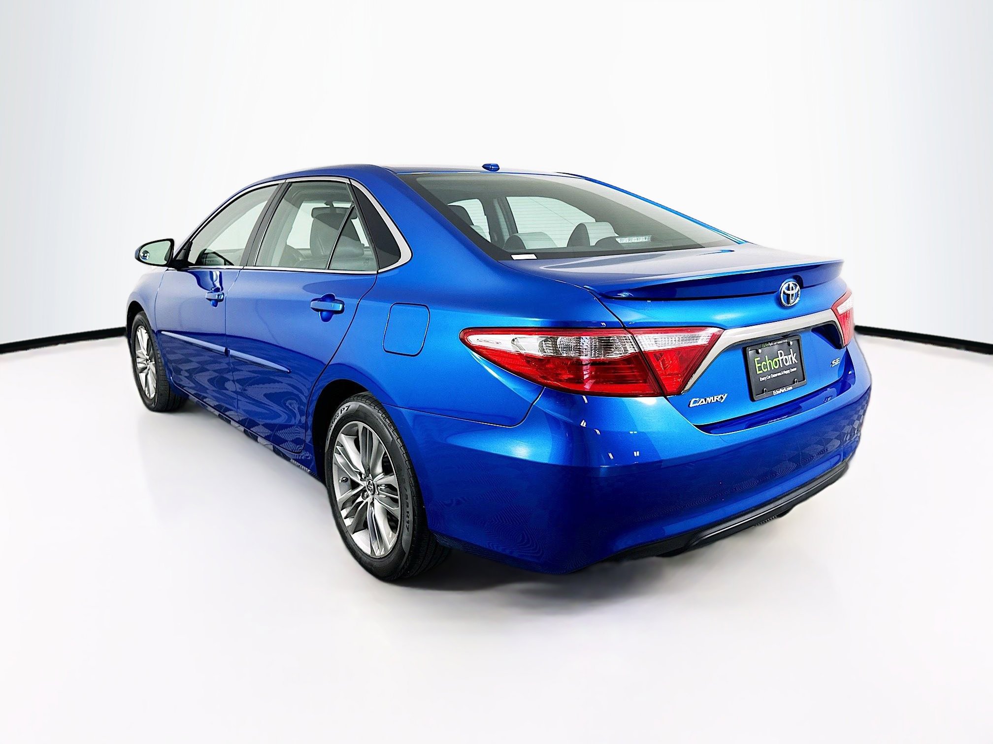 Used 2017 Toyota Camry SE w/ Moonroof Package FWD image 5