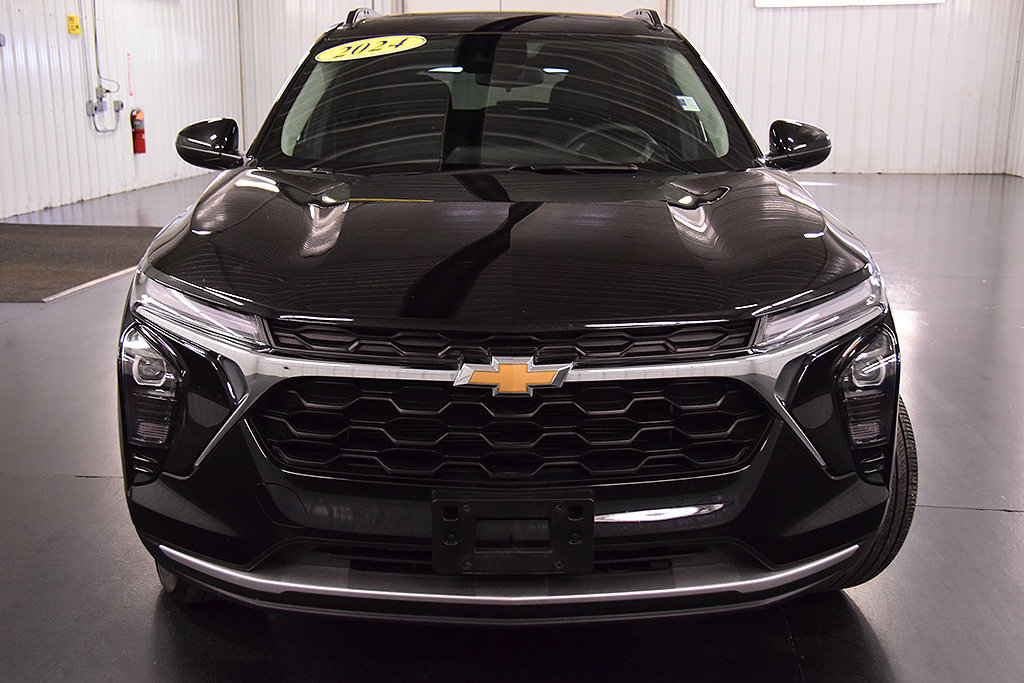 Used 2024 Chevrolet Trax LT w/ Sunroof Package FWD image 2