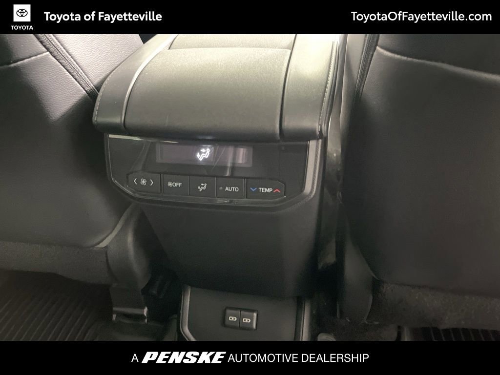 Used 2023 Toyota Highlander XLE AWD/4WD image 10