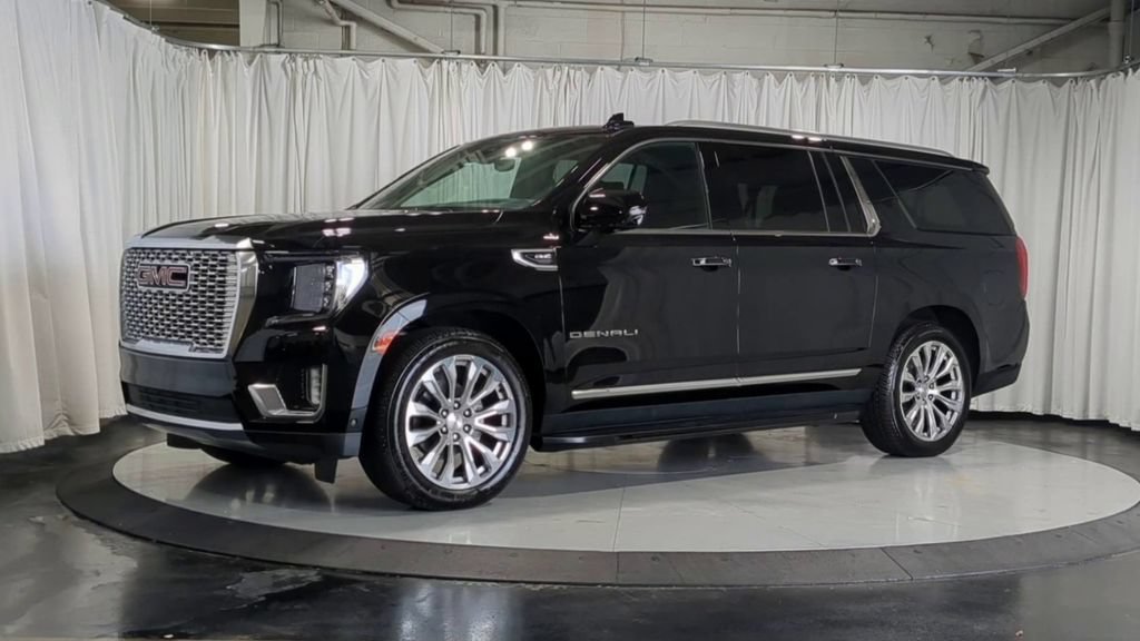 Used 2024 GMC Yukon XL Denali w/ Advanced Technology Package AWD/4WD image 4