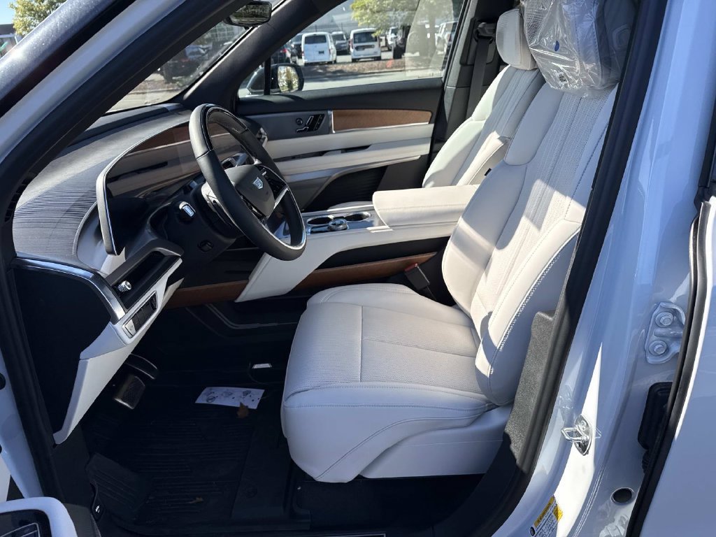 New 2027 Cadillac Vistiq Sport w/ LPO, Floor Liner Package AWD/4WD image 8