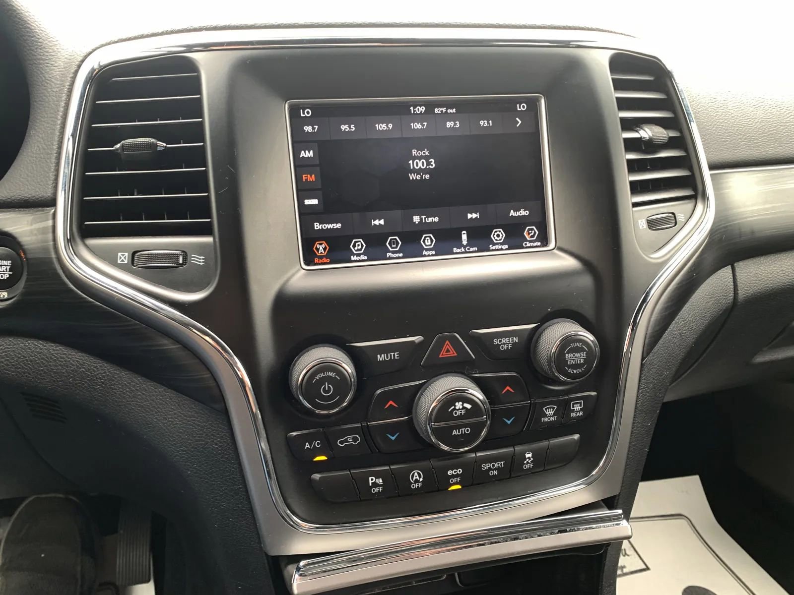 Used 2019 Jeep Grand Cherokee Laredo RWD image 15