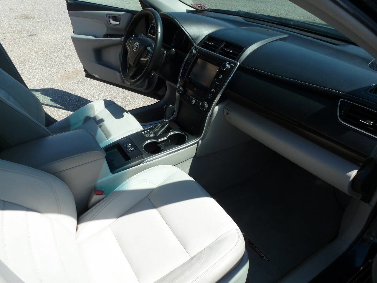 Used 2015 Toyota Camry XLE w/ Convenience Package FWD image 34