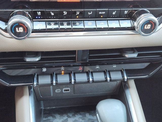 Used 2024 GMC Canyon Denali image 21