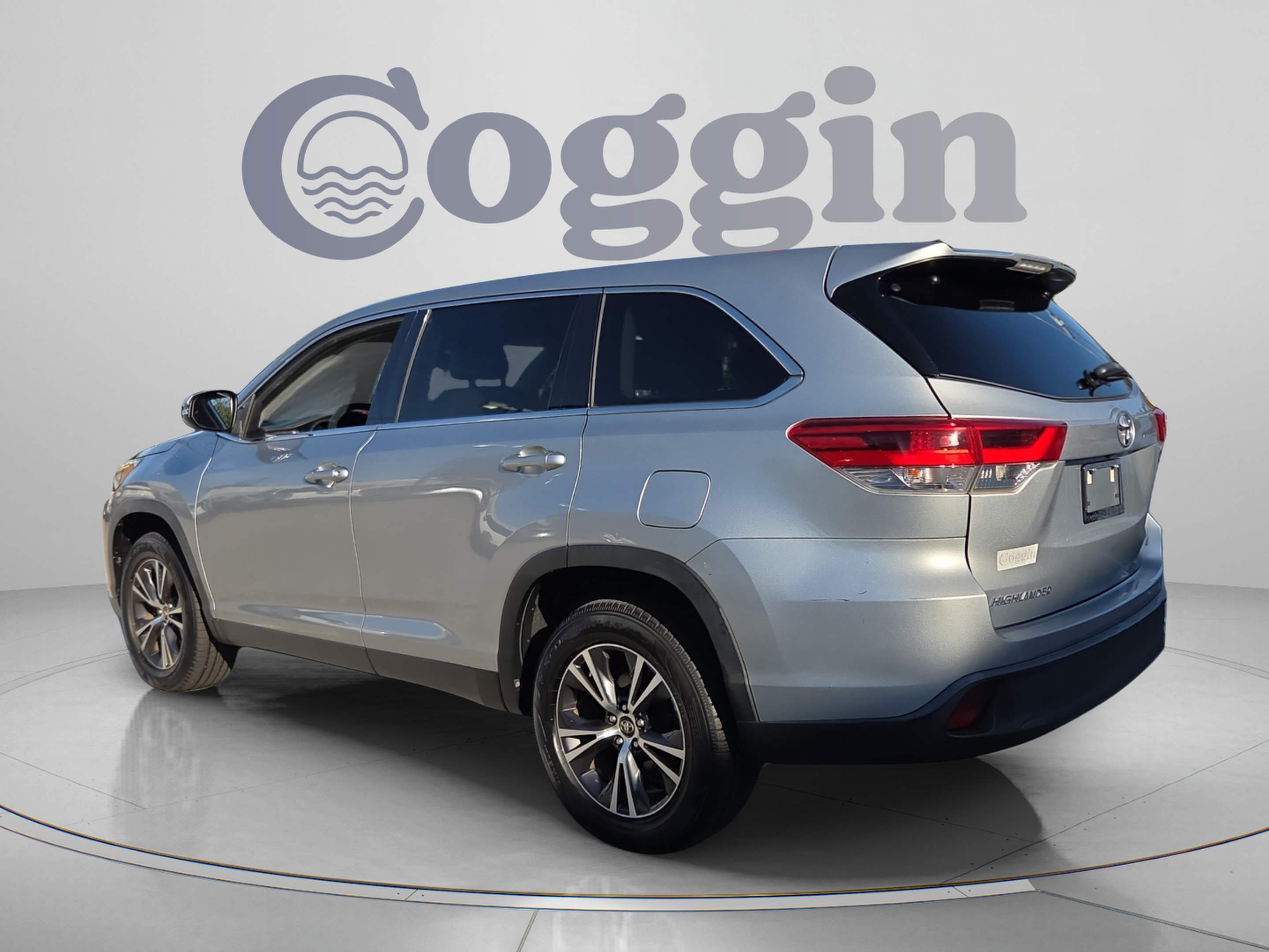 Used 2019 Toyota Highlander Plus FWD image 3