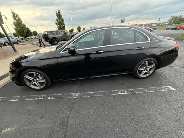 Used 2017 Mercedes-Benz E 300 4MATIC image 2