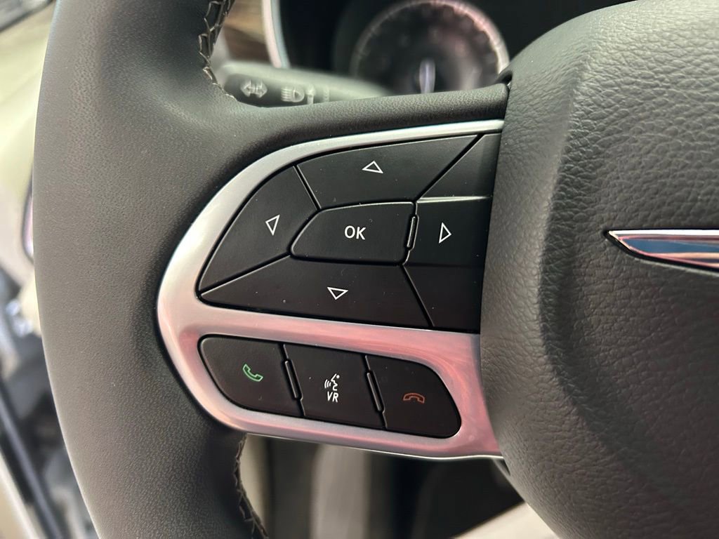 Used 2023 Chrysler Pacifica Limited image 13