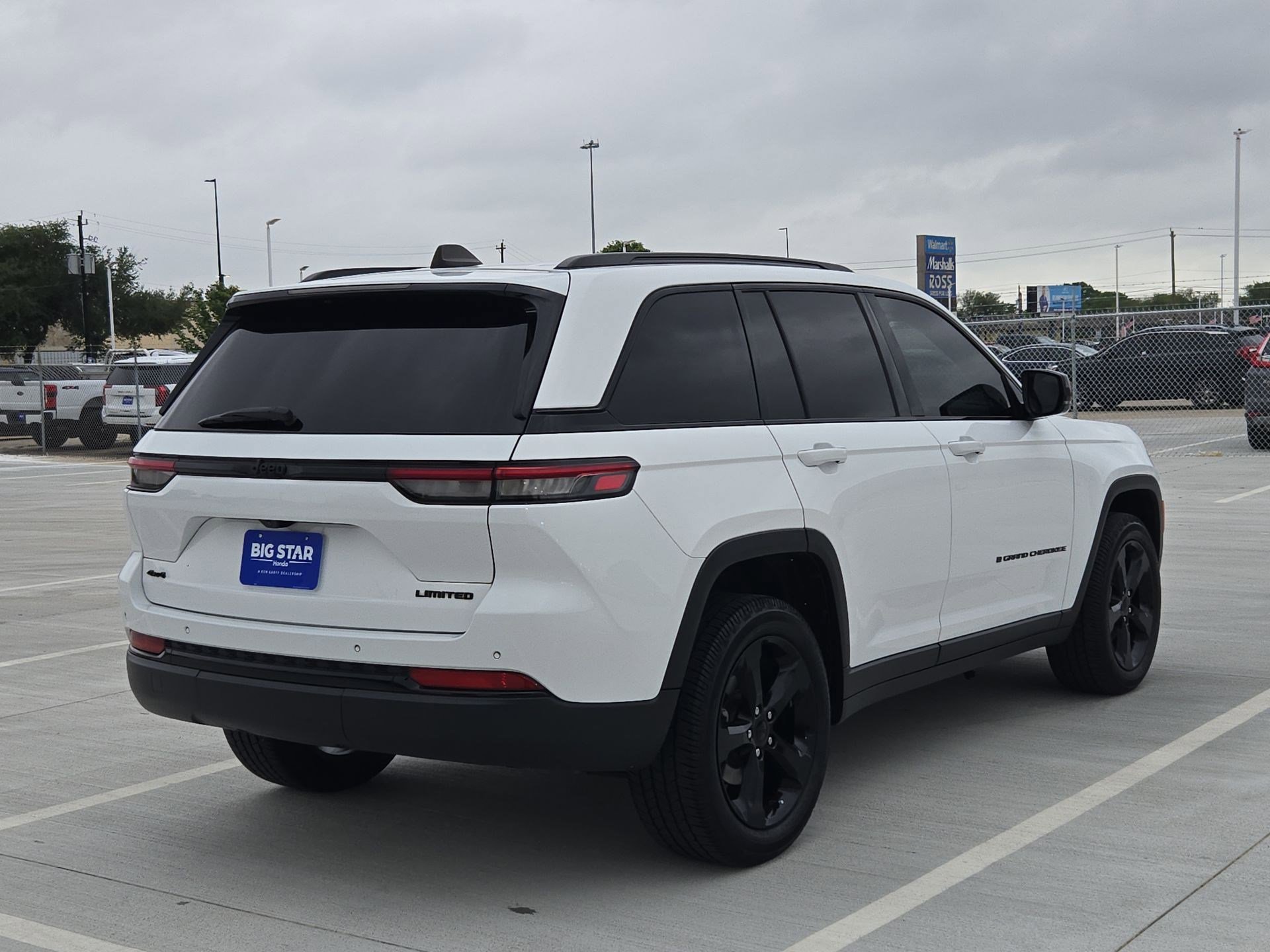 Used 2023 Jeep Grand Cherokee Limited w/ Black Appearance Package AWD/4WD image 3