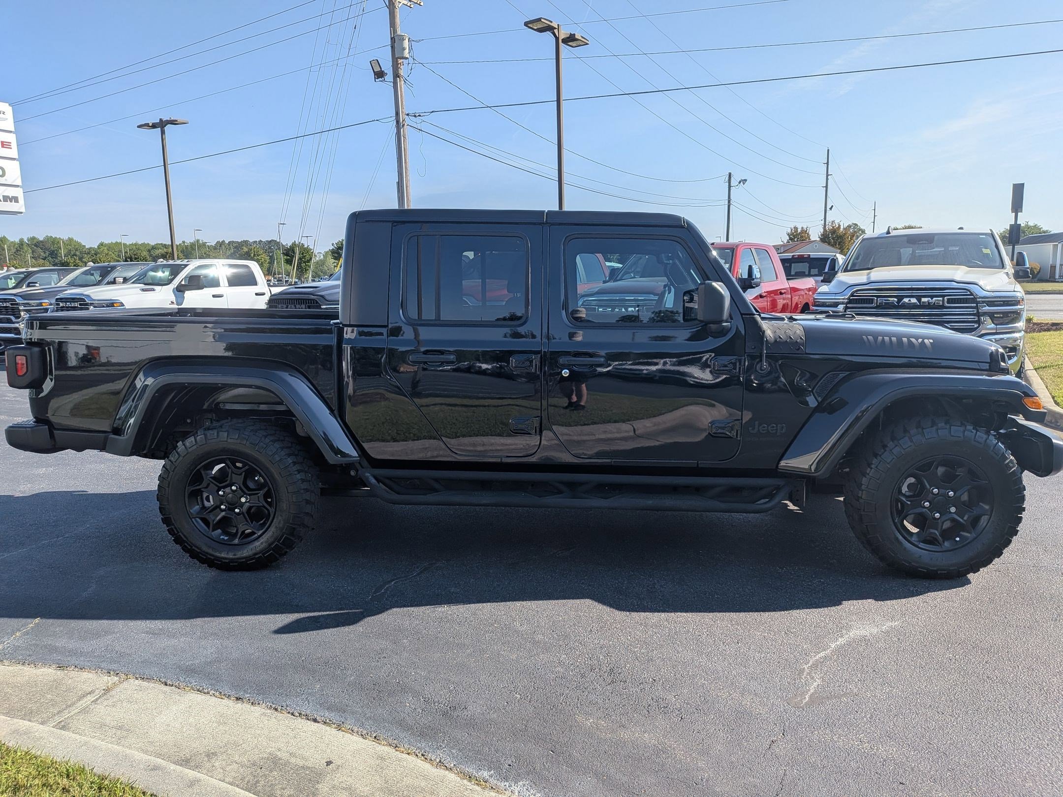 Used 2023 Jeep Gladiator Willys AWD/4WD image 2