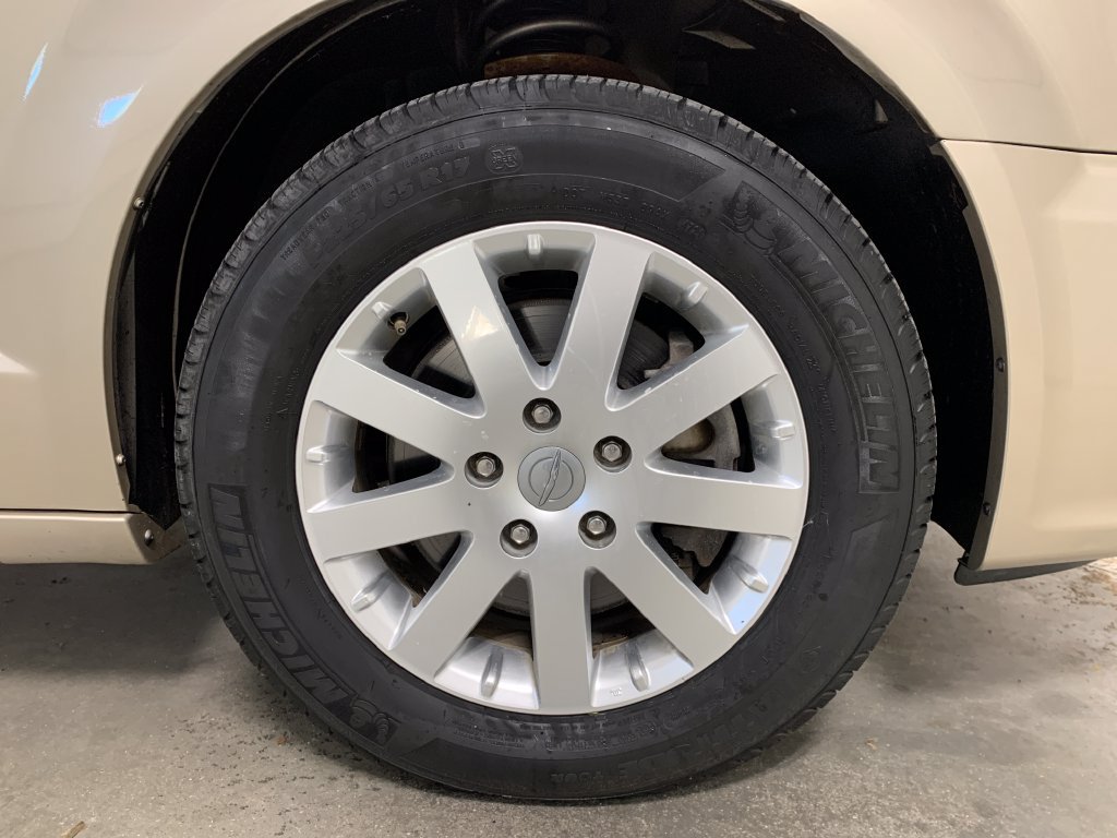 Used 2016 Chrysler Town & Country Touring FWD image 12