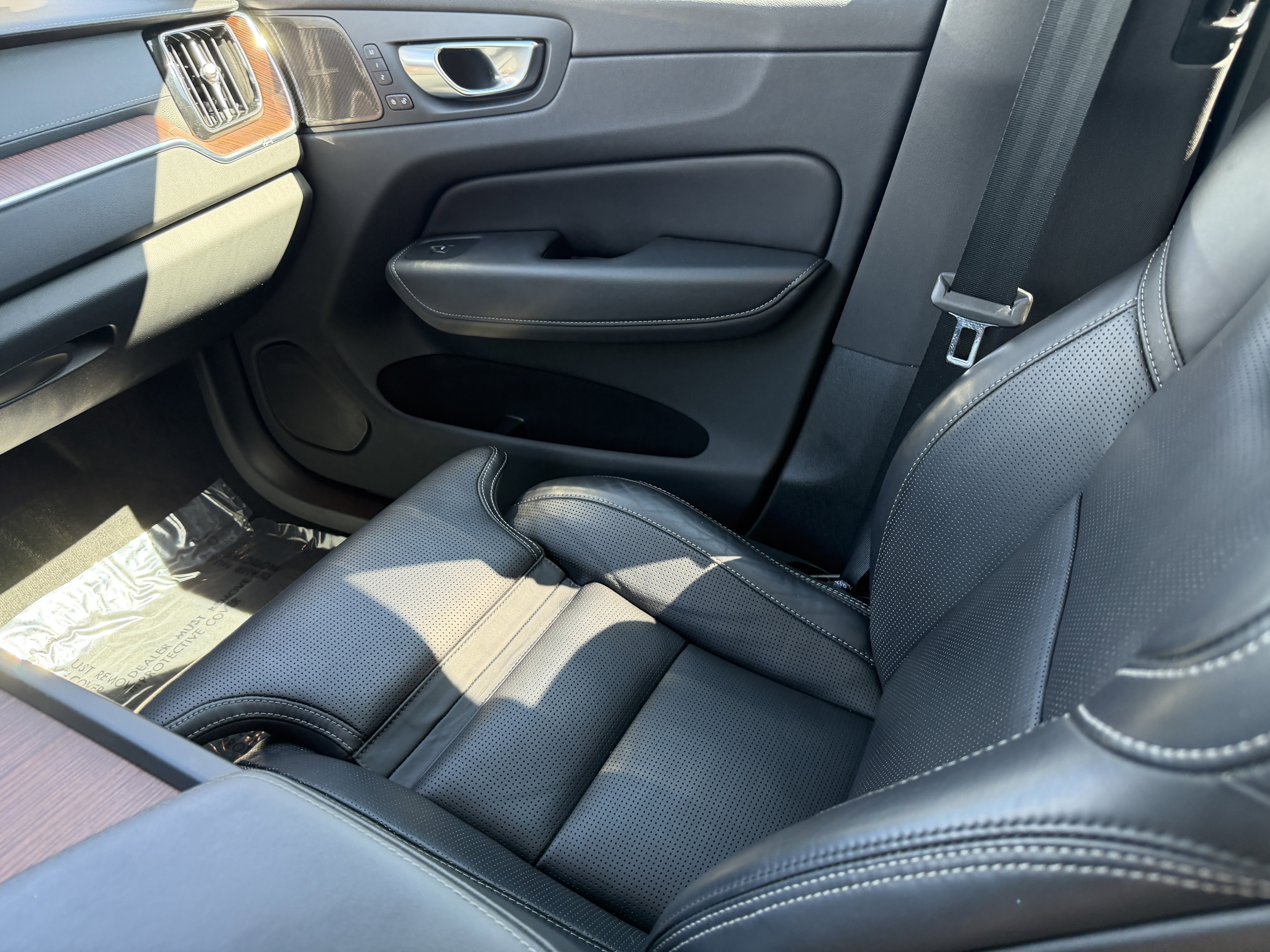 Certified 2023 Volvo XC60 B5 Ultimate w/ Protection Package Premier image 16