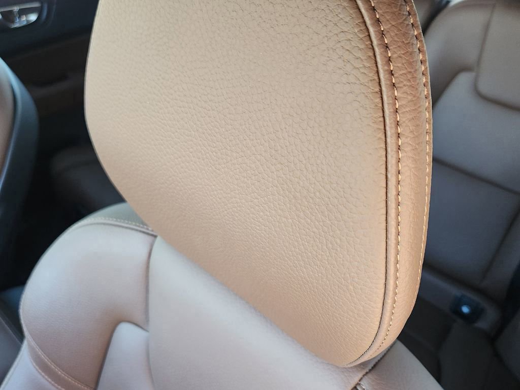 Used 2023 Volvo XC60 B5 Plus image 9