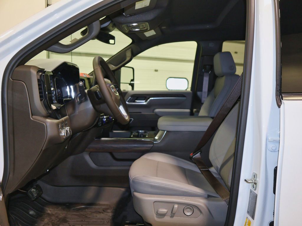 New 2026 GMC Sierra 3500 SLT w/ SLT Premium Package image 5
