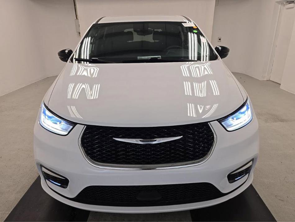 Used 2024 Chrysler Pacifica Touring FWD image 2