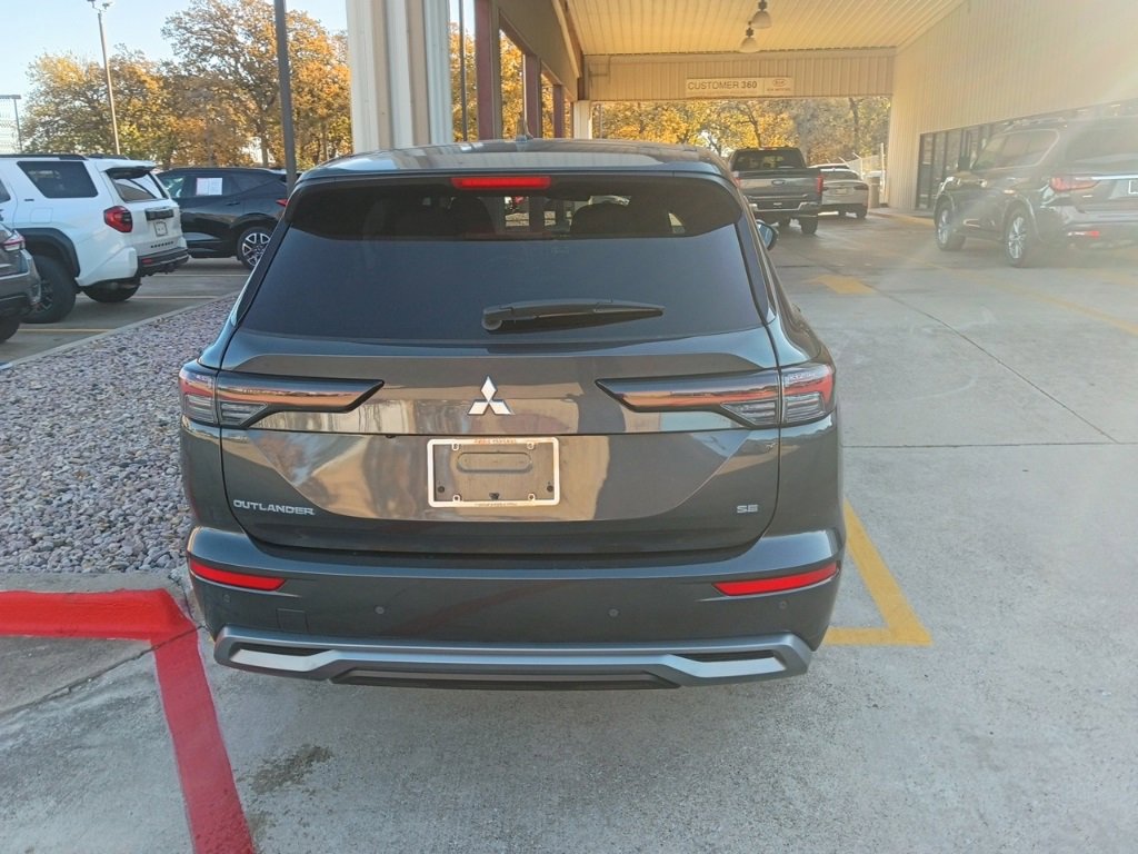 Used 2025 Mitsubishi Outlander SE image 8