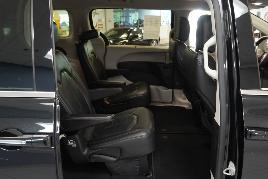 Used 2019 Chrysler Pacifica Touring-L FWD image 21