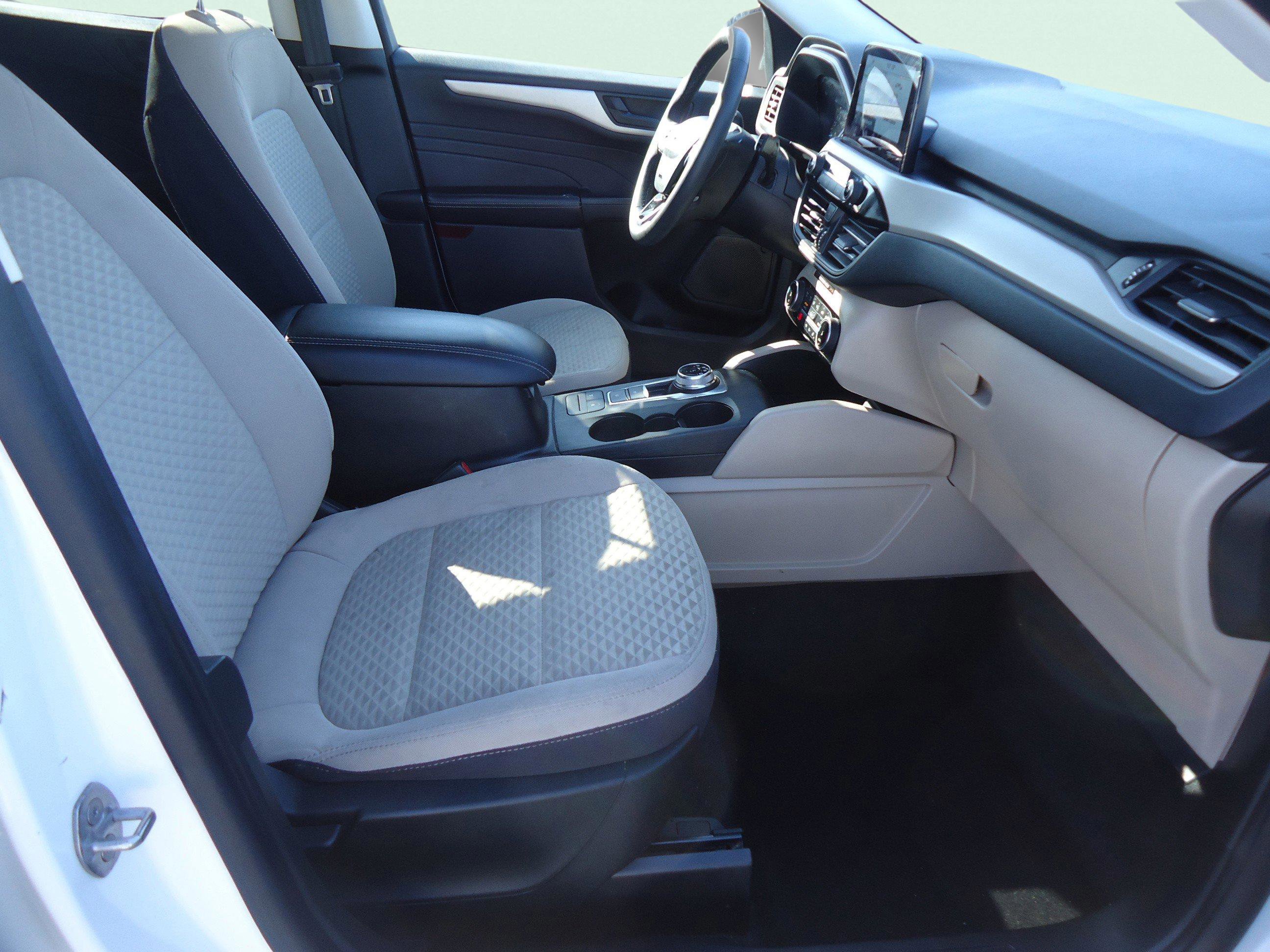 Used 2022 Ford Escape SE w/ SE Sport Appearance Package image 27