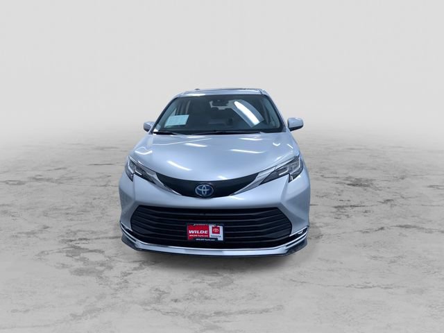 Used 2021 Toyota Sienna XLE image 4