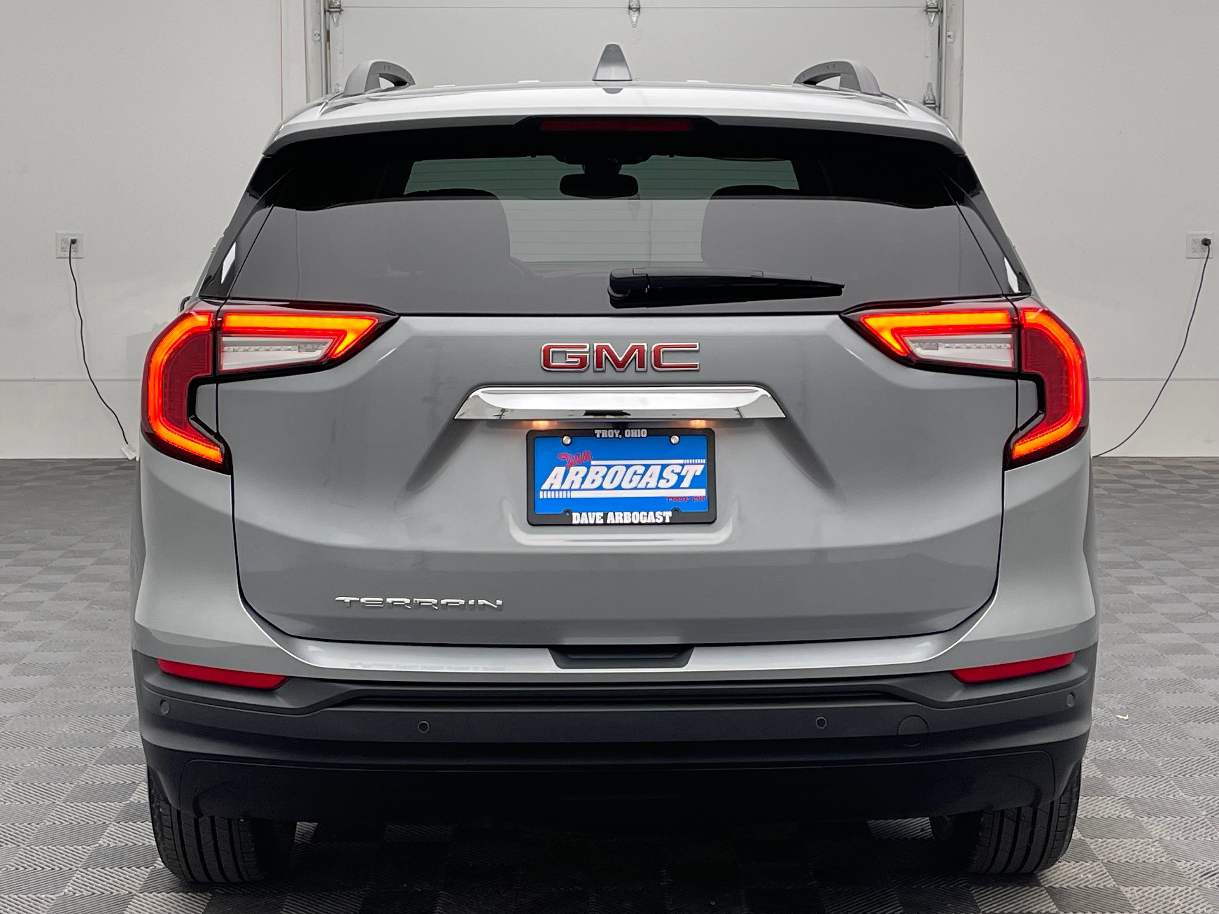 Used 2024 GMC Terrain SLE w/ Driver Convenience Package FWD image 8