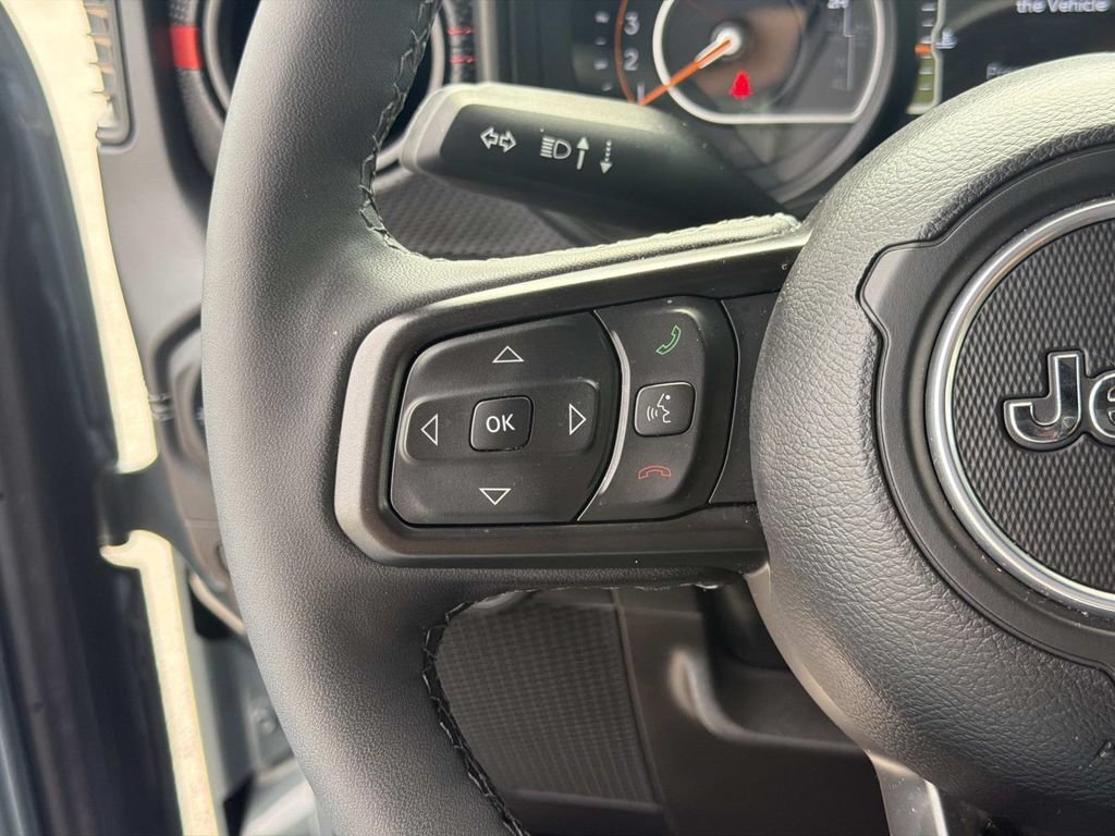Used 2025 Jeep Wrangler Unlimited Rubicon AWD/4WD image 12