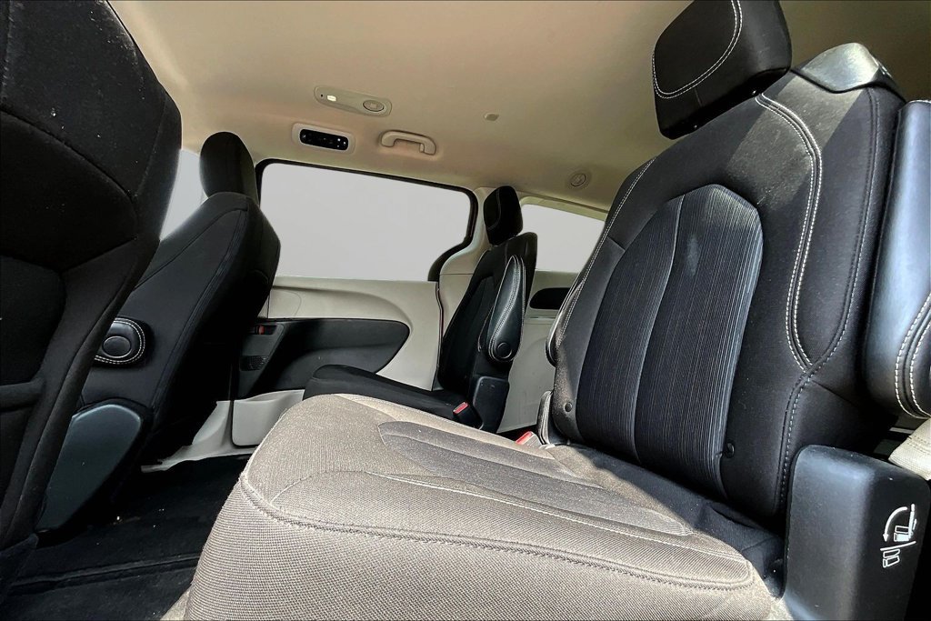 Used 2023 Chrysler Voyager LX FWD image 18