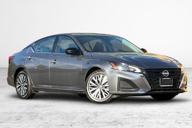 Used 2024 Nissan Altima 2.5 SV FWD image 2