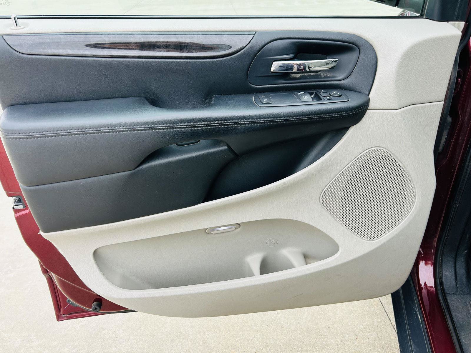 Used 2016 Dodge Grand Caravan American Value Package w/ UConnect Hands-Free Group FWD image 4