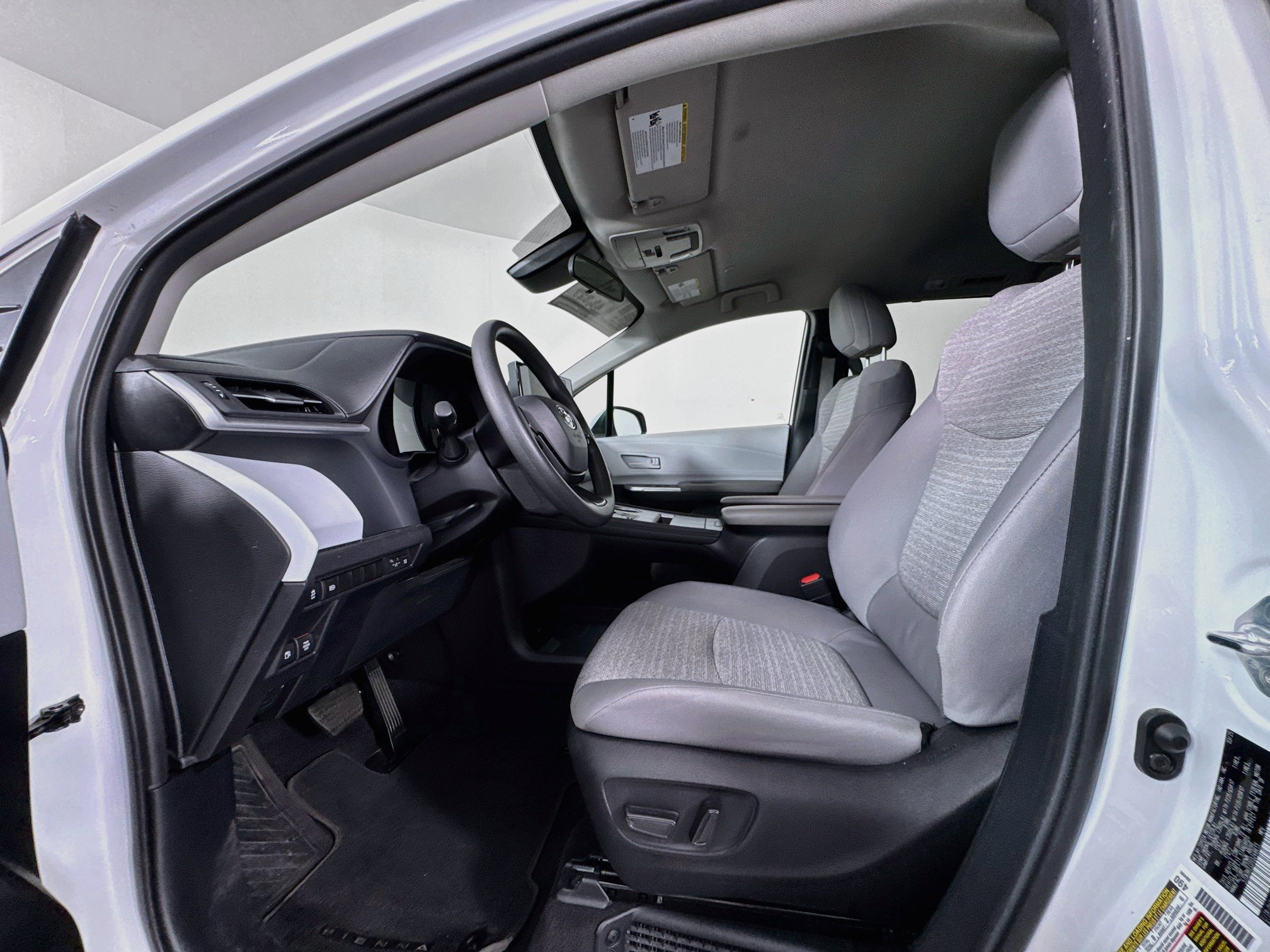 Certified 2025 Toyota Sienna LE FWD image 19